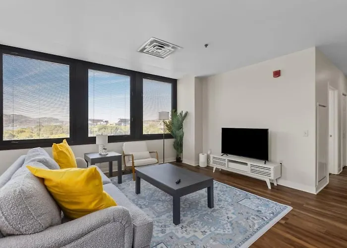 2Br Downtown Apartment With Gym & Deck